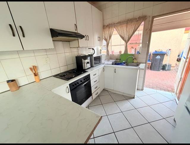 2 BEDROOM TOWNHOUSE FOR SALE IN VANDERBIJLPARK CE 2